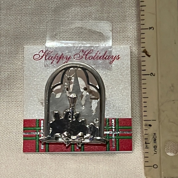 Christmas Manger Dress Pin. - Picture 1 of 3